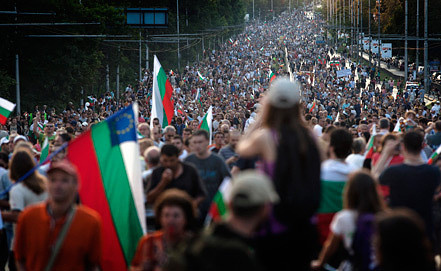 Митингующие в Болгарии призвали власть уйти в отставку