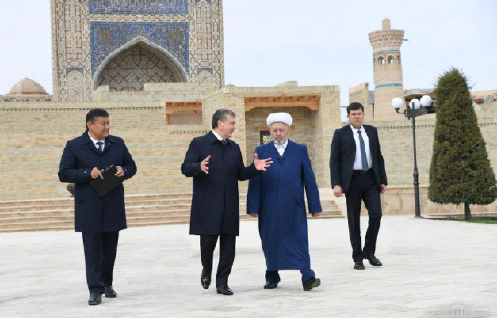 Shavkat Mirziyoyev G‘ijduvoniy maqbarasini ziyorat qildi