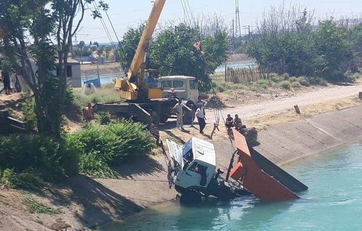 Bo‘stonliqda yuk mashinasi kanalga tushib ketdi (foto)