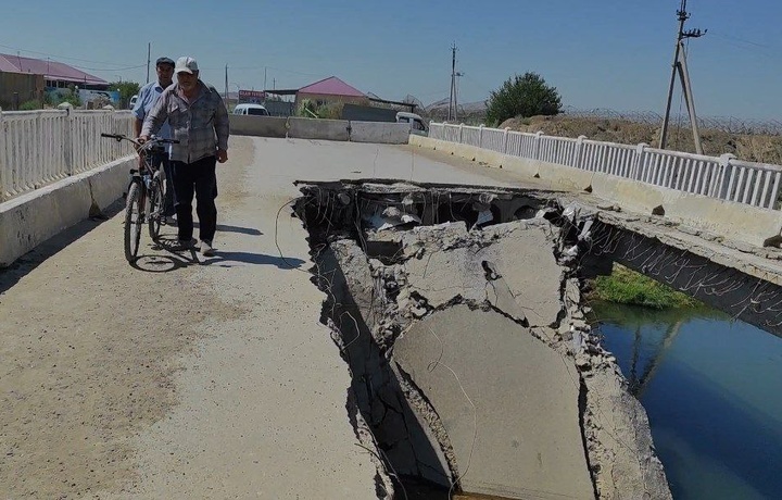 Buxoroda o‘pirilgan ko‘prik. Abgor yo‘l. Tovuqxona axlatlaridan qo‘lansa atrof (video)