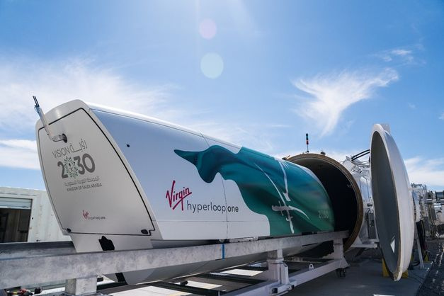 «Virgin Hyperloop One» Саудия шаҳзодасига ўзининг йўловчи ташувчи капсуласини намойиш этди (видео)