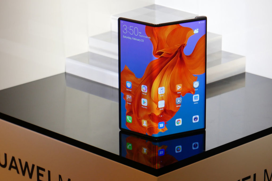 Huawei выпустил гибкий Mate X, но только в Китае
