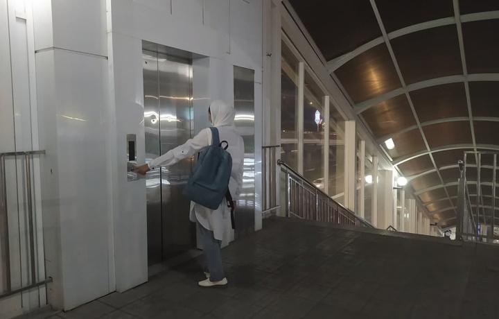 Сенат Тошкентдаги ерусти «пешеход»ларига ўрнатилган лифтлар билан боғлиқ муаммога тўхталди