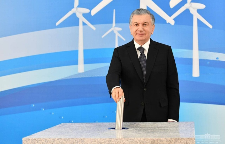 В Каракалпакстане построят ветряную электростанцию. Президент заложил капсулу в первый камень станции