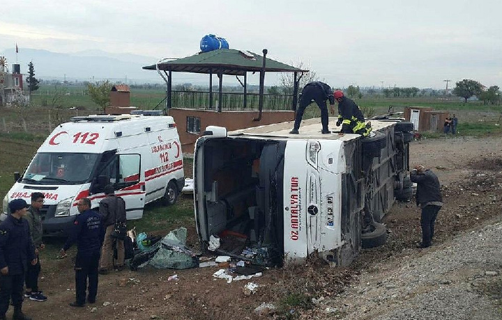 Turkiyada bolalarni olib ketayotgan avtobus ag‘darilib ketdi