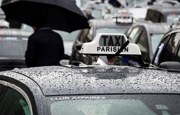 Таксисты во Франции перекрыли автостраду, ведущую в Париж