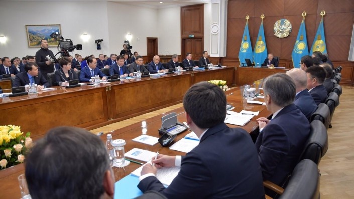 Назарбаев призвал чиновников сменить гардероб