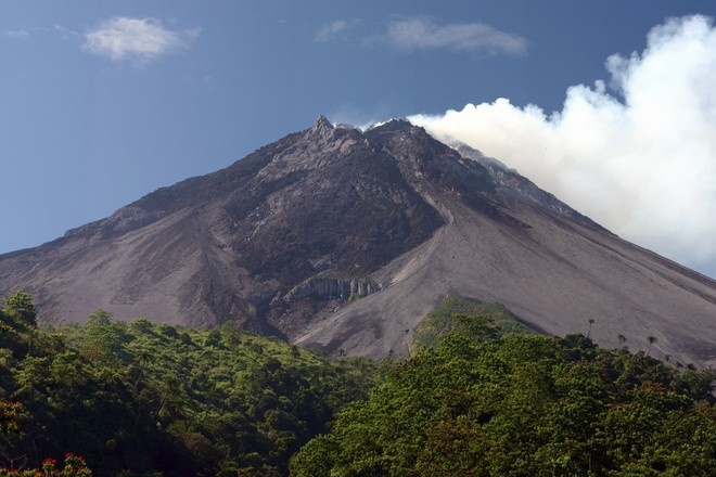 Началось извержение самого активного вулкана в Индонезии
