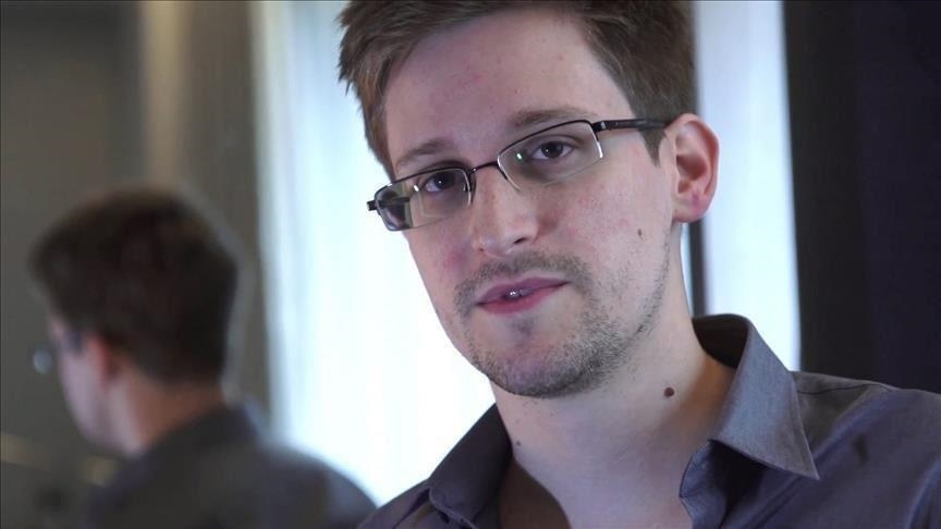 Эдвард Сноуден принял присягу и получил российский паспорт