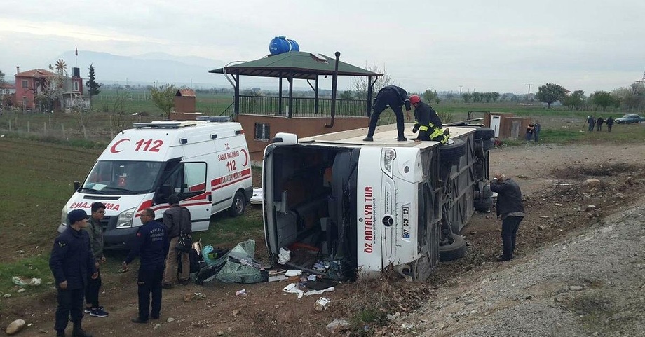 Turkiyada bolalarni olib ketayotgan avtobus ag‘darilib ketdi