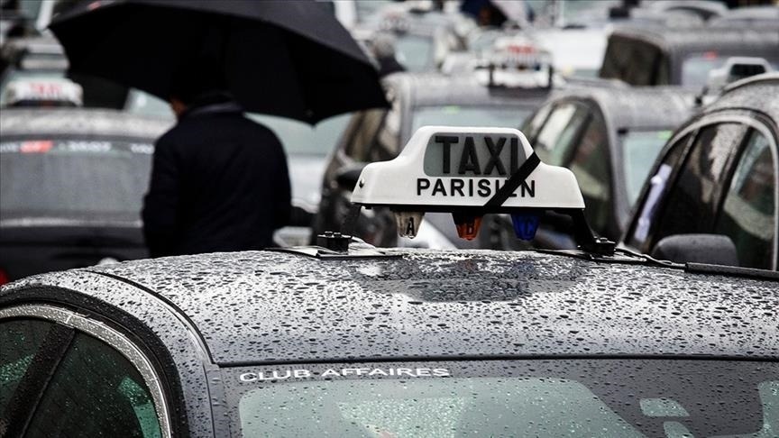 Таксисты во Франции перекрыли автостраду, ведущую в Париж