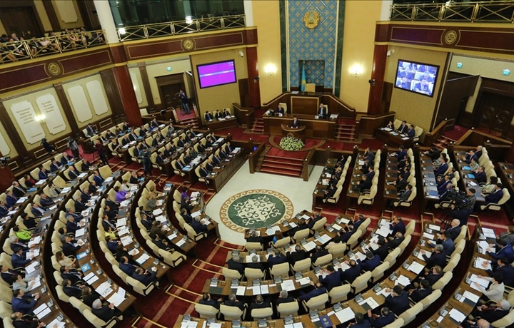 Парламент Казахстана принял поправки о семилетнем сроке президента