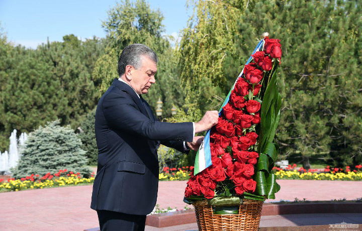 Shavkat Mirziyoyev Islom Karimov haykali poyiga gulchambar qo‘ydi