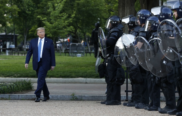 Полициячилар Трампни судга беришди