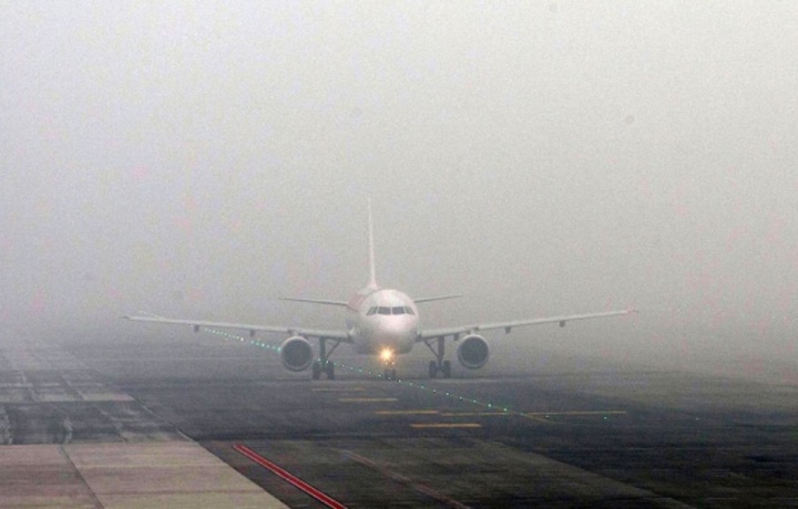 Quyuq tuman vodiydagi ikki aeroportning faoliyatini cheklab qo‘ydi