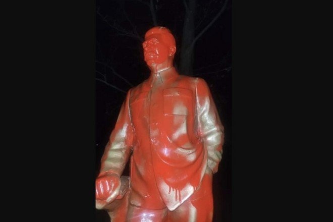 В Грузии облили краской памятник Сталину (видео)