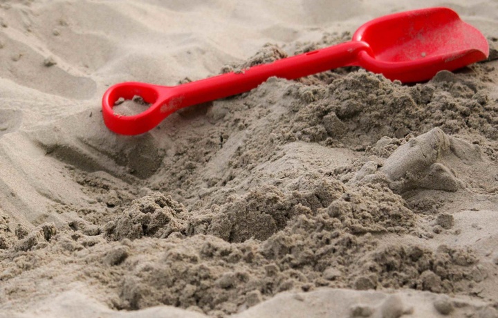 Закопанный братьями в пляжный песок мальчик погиб в Анапе