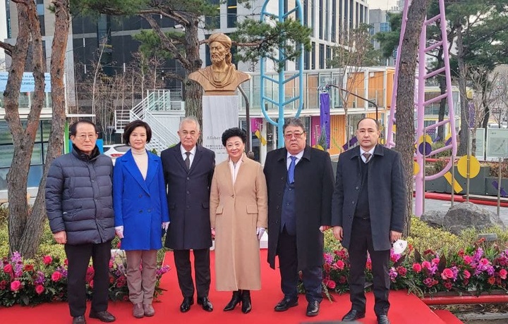 В центре Сеула открыли памятник Алишеру Навои