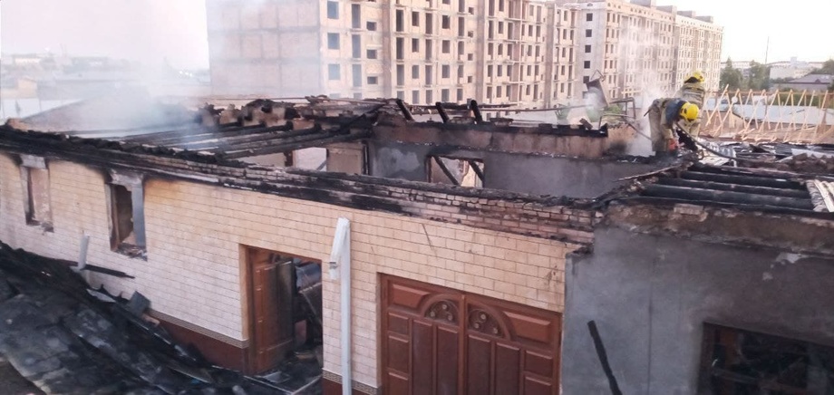 В двух соседних домах в Самарканде произошел крупный пожар