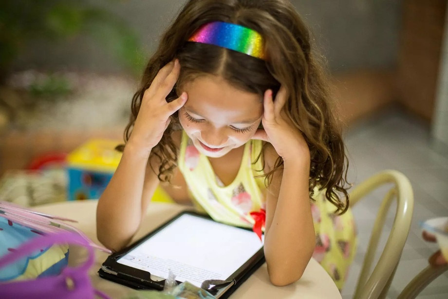Учёные узнали, что свет экранов заставляет детей взрослеть быстрее