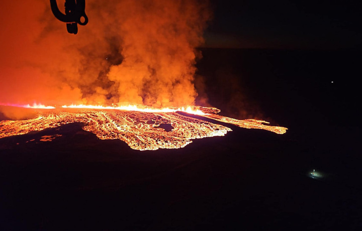 Исландияда отилган вулқон лавалари аҳоли уйларига яқинлашмоқда