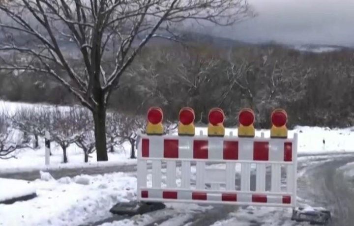 Европу завалило снегом и накрыл сильный мороз (видео)