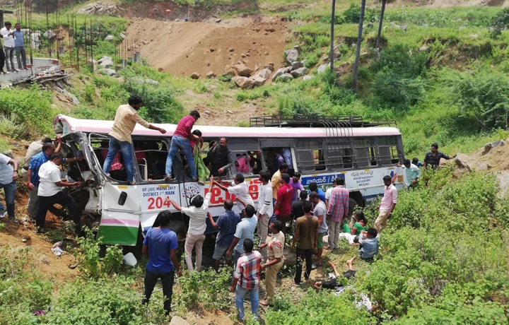 Hindistonda avtobus daraga quladi