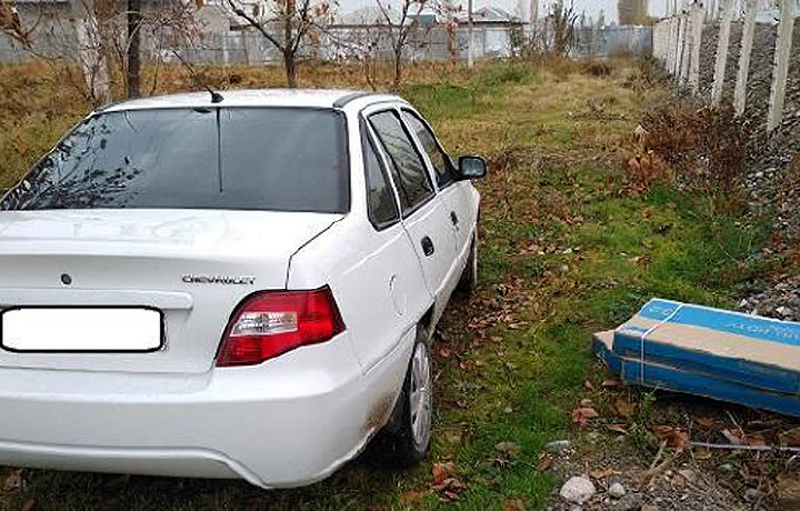 Javobgarlikdan qochish uchun televizorlarni mashinadan uloqtirdi (foto)