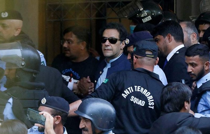 Полиция окружила дом экс-премьера Пакистана Хана