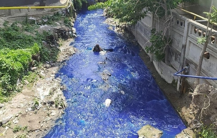 Вода в самаркандских каналах окрасилась в фиолетовый цвет