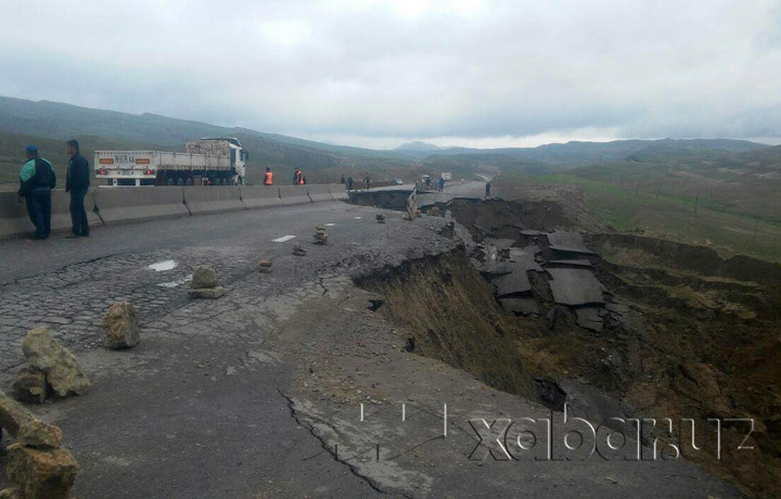 Dehqonobodda asfalt yo‘l kuchli yog‘ingarchilik tufayli o‘pirilib ketdi (foto)