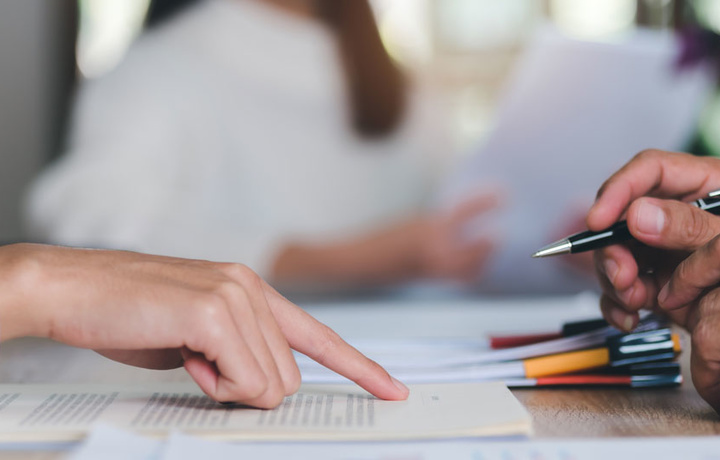 Birinchi marta davlat ishiga kirganlar bilan bir yillik shartnoma imzolanadi – Farmon