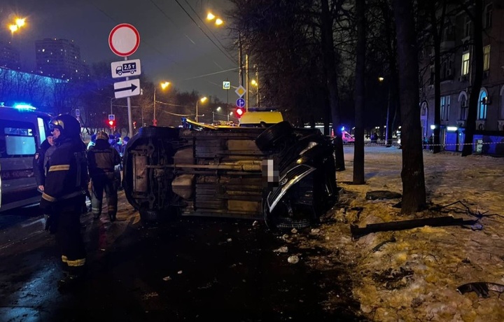 В Москве автомобиль насмерть сбил женщину с двумя детьми на тротуаре