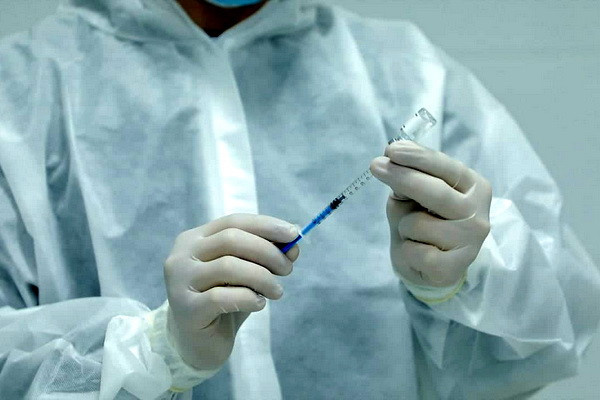 Вакцина олганлар COVID-19ни бошқаларга қараганда 3 баробар кам юқтириши аниқланди