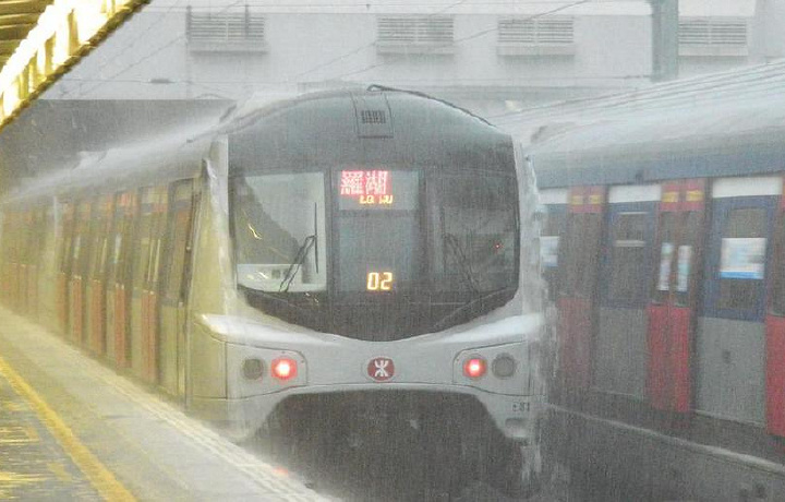 Два поезда столкнулись в метро Гонконга