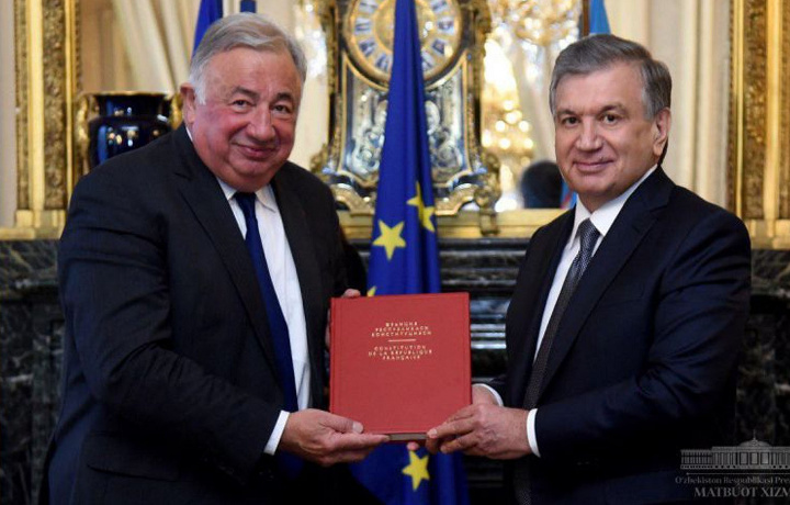 Shavkat Mirziyoyev Fransiya Senati raisiga o‘zbekcha fransuz konstitutsiyasini sovg‘a qildi