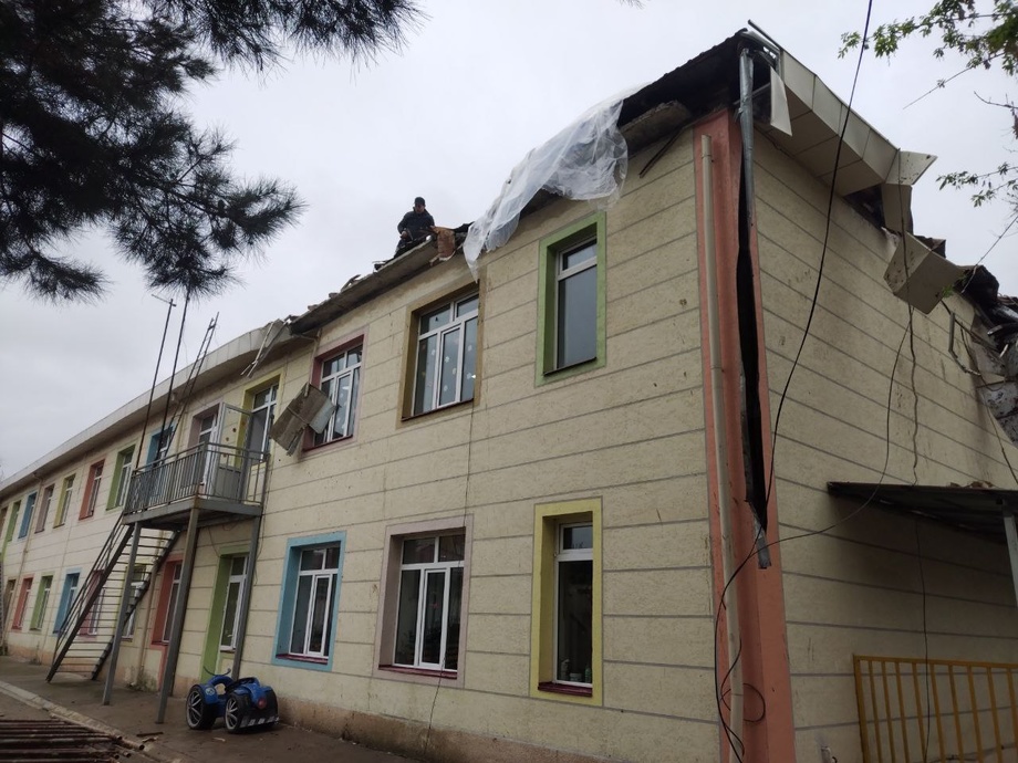 В Янгиюле на крышу детского сада упала стрела крана