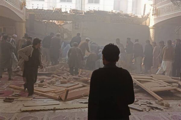 При взрыве у мечети в Пакистане погибли более 50 человек