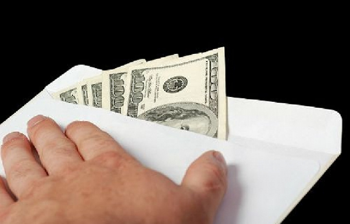 Sobiq hisobchi prokuratura tergovchisiga 1000 dollar pora taklif qildi