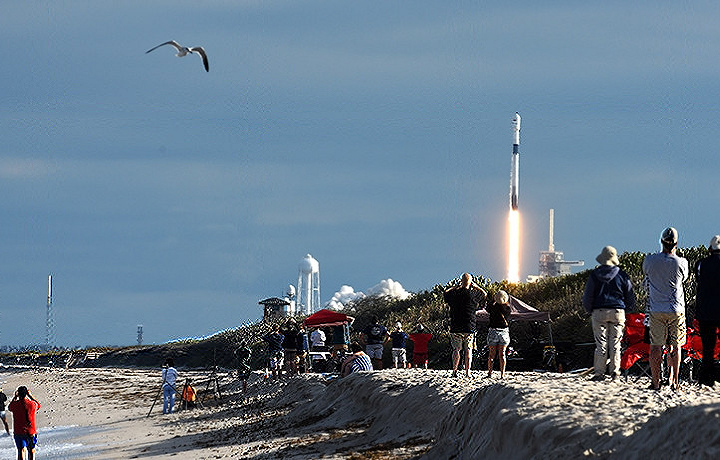 SpaceX успешно запустила ракету Falcon 9 (фото)