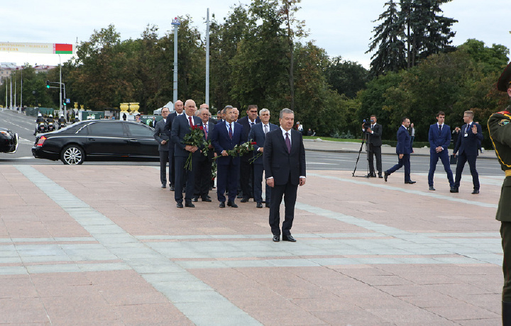 Шавкат Мирзиёев возложил венок к Монументу Победы (фото)