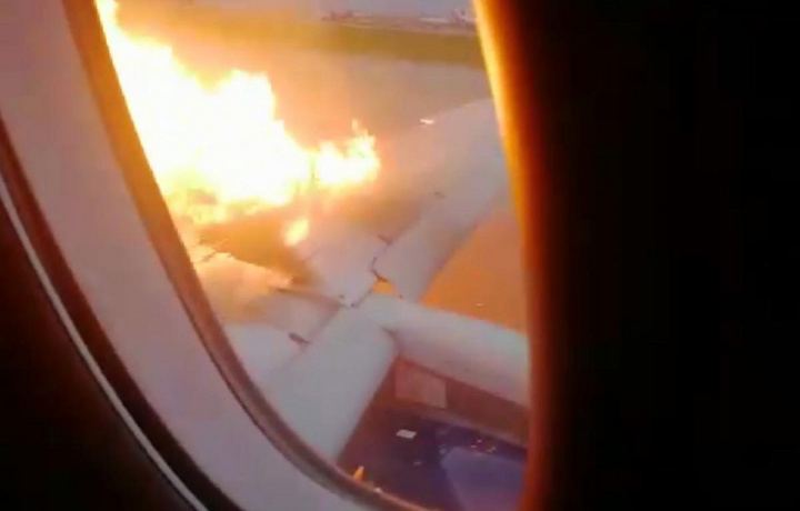 Глазами пассажиров: появилось ужасающее видео посадки горящего самолета в Шереметьево (видео)