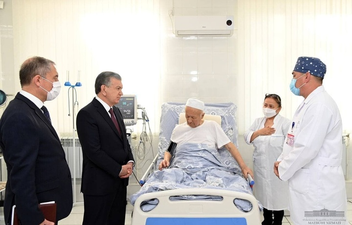 Шавкат Мирзиёев навестил в больнице Героя Узбекистана Хасана Нормуродова