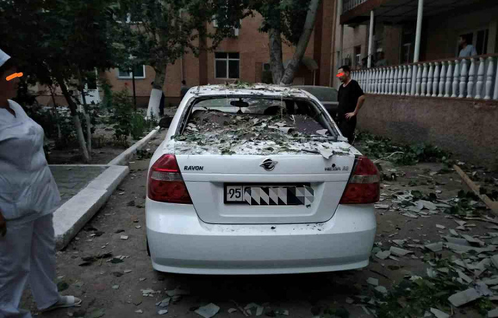 Nukusda dahshatli shamol. Ko‘pqavatli uylarning tomlari uchib, avtolar jiddiy zarar ko‘rdi (foto+video)