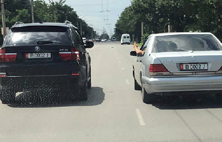 В Кыргызстане увидели один номер на двух авто