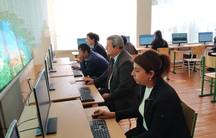 O‘qituvchilar kompyuter savodxonligi bo‘yicha test topshirmoqda