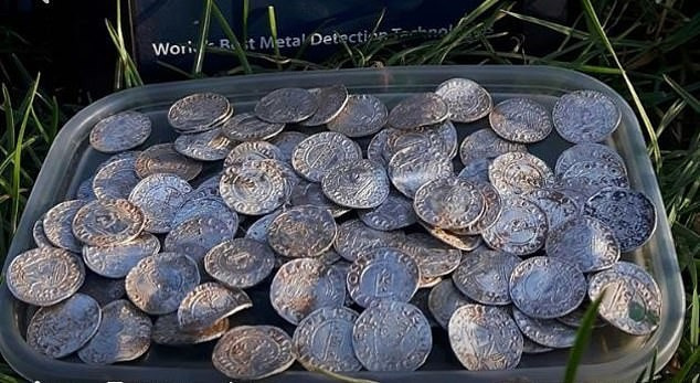 Фермернинг даласида 5 миллион фунтлик хазина топиб олинди — Британия