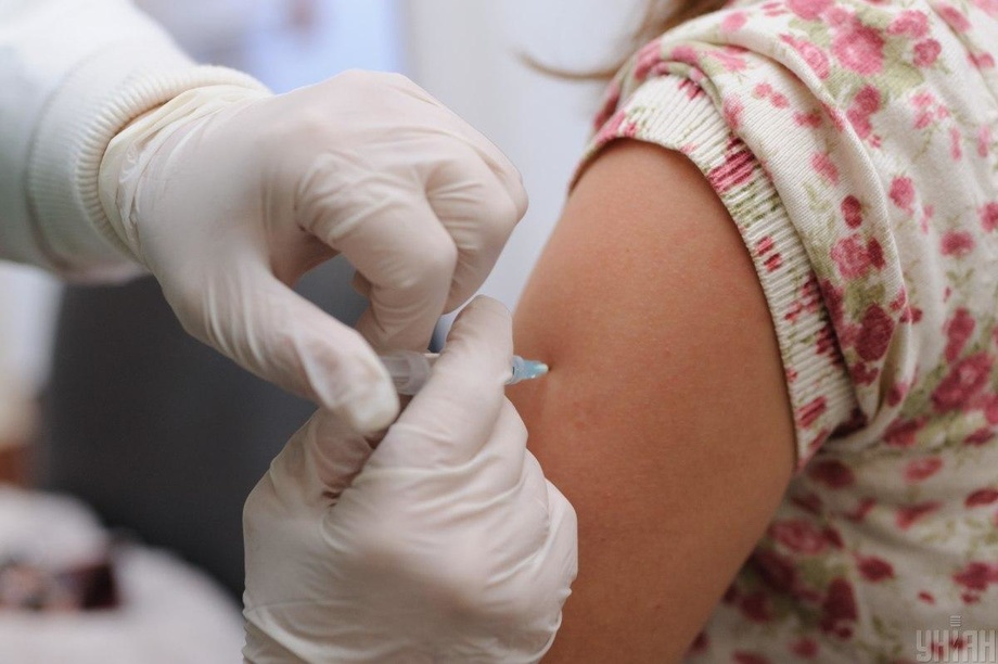 В Британии планируют ревакцинировать всех взрослых через 3 месяца после COVID-прививки