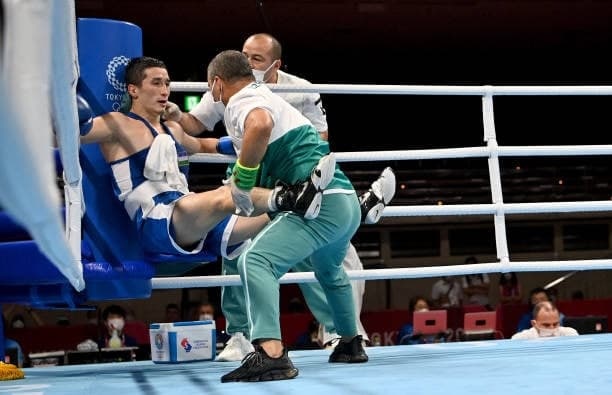Боксёр Элнур Абдураимов вышел в четвертьфинал на Олимпиаде в Токио