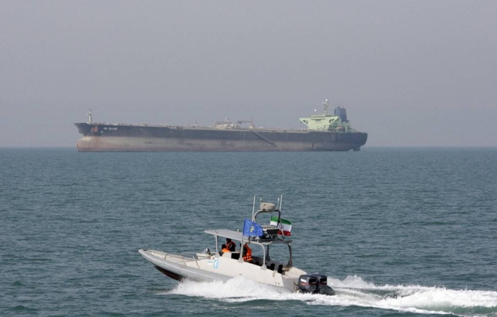 На иранском танкере произошел взрыв, нефть попала в Красное море